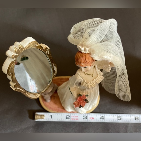 Vintage K’s Collection Beautiful Bride Resin Figurine Having One Last Look - Picture 3 of 11